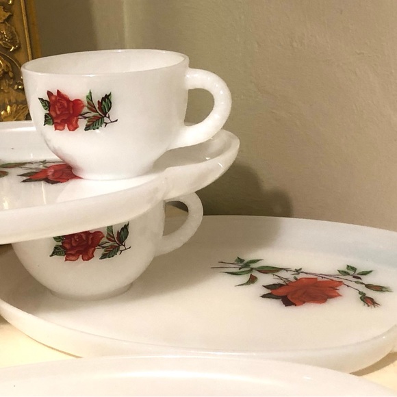7568 Mid Century VTG 50's Federal Glass Milkglass Red Rose Snack Plates & Cups - Picture 8 of 16